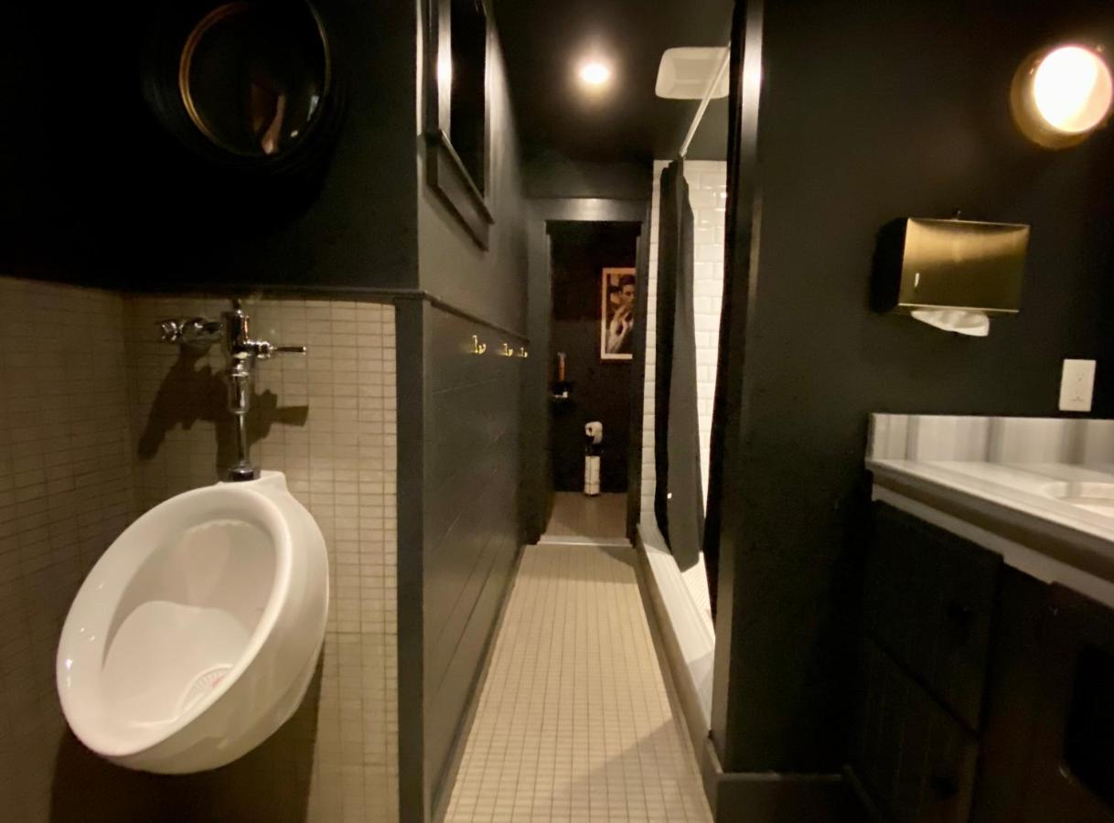 Crew'S Quarters Boarding House - Caters To Men Hotel Provincetown Exterior foto