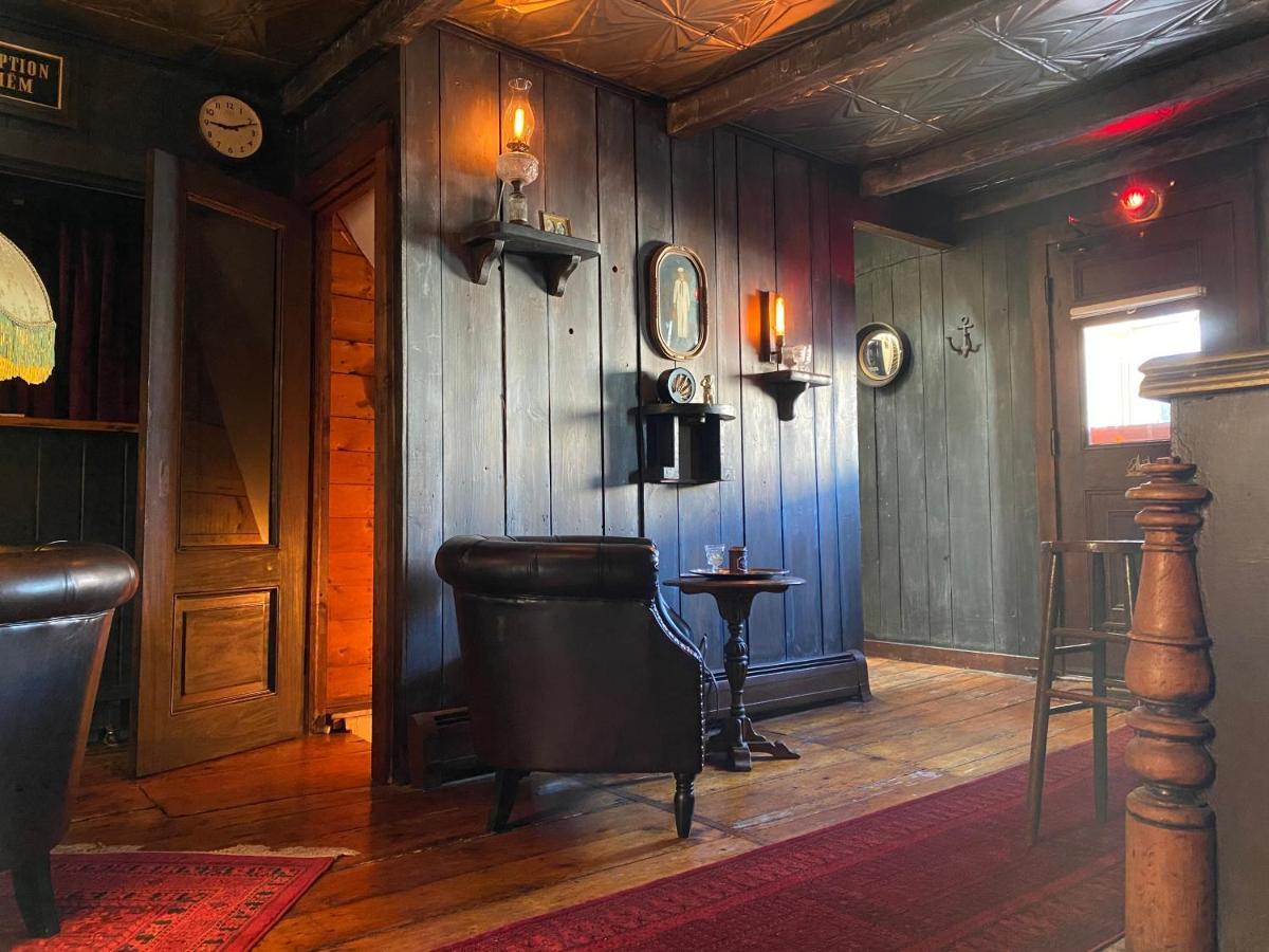 Crew'S Quarters Boarding House - Caters To Men Hotel Provincetown Exterior foto