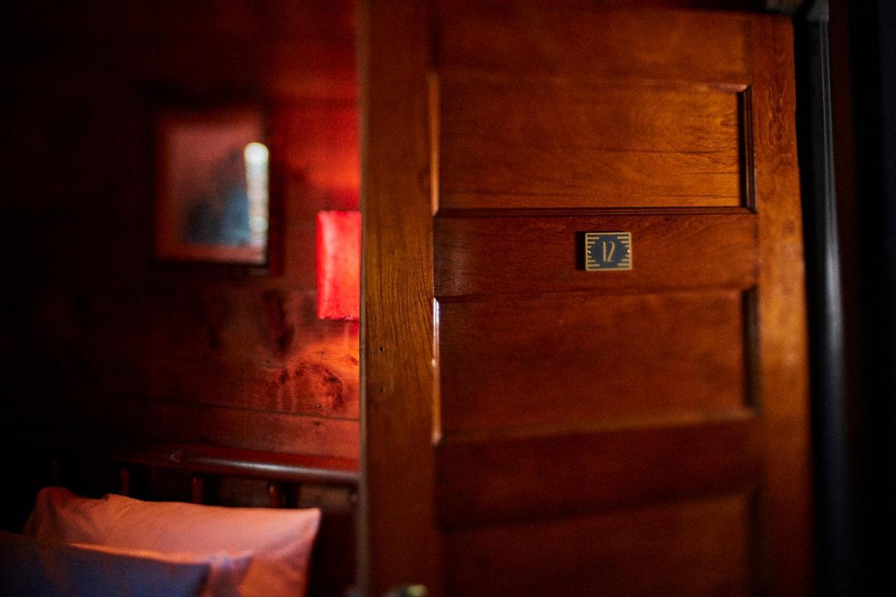 Crew'S Quarters Boarding House - Caters To Men Hotel Provincetown Exterior foto