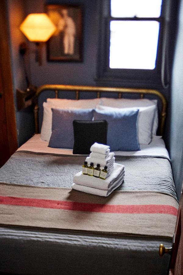 Crew'S Quarters Boarding House - Caters To Men Hotel Provincetown Exterior foto