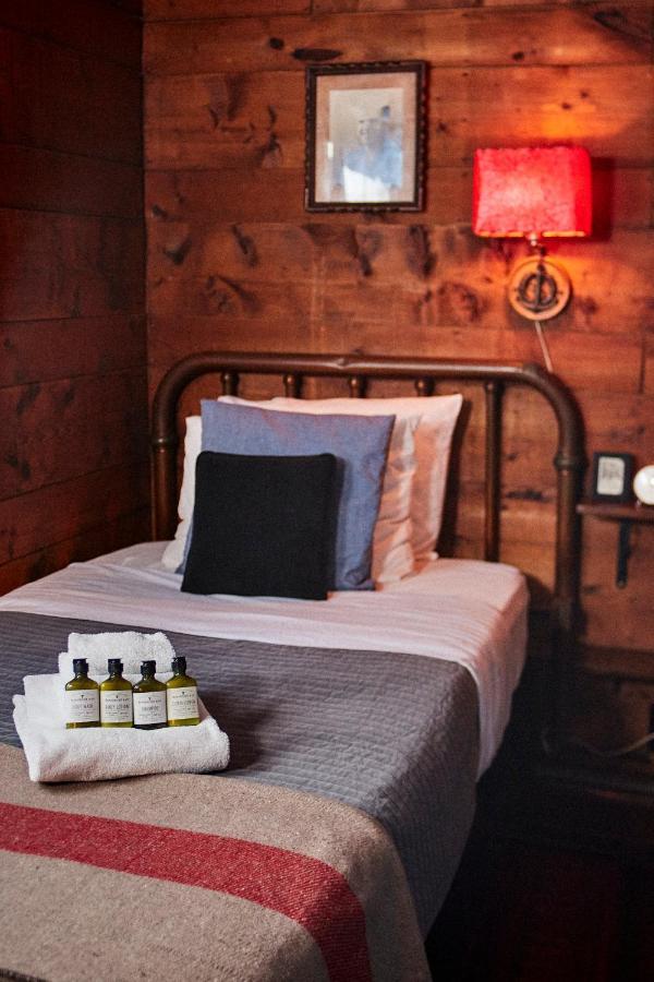 Crew'S Quarters Boarding House - Caters To Men Hotel Provincetown Exterior foto