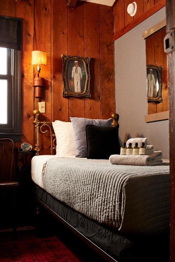 Crew'S Quarters Boarding House - Caters To Men Hotel Provincetown Exterior foto