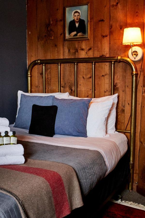 Crew'S Quarters Boarding House - Caters To Men Hotel Provincetown Exterior foto