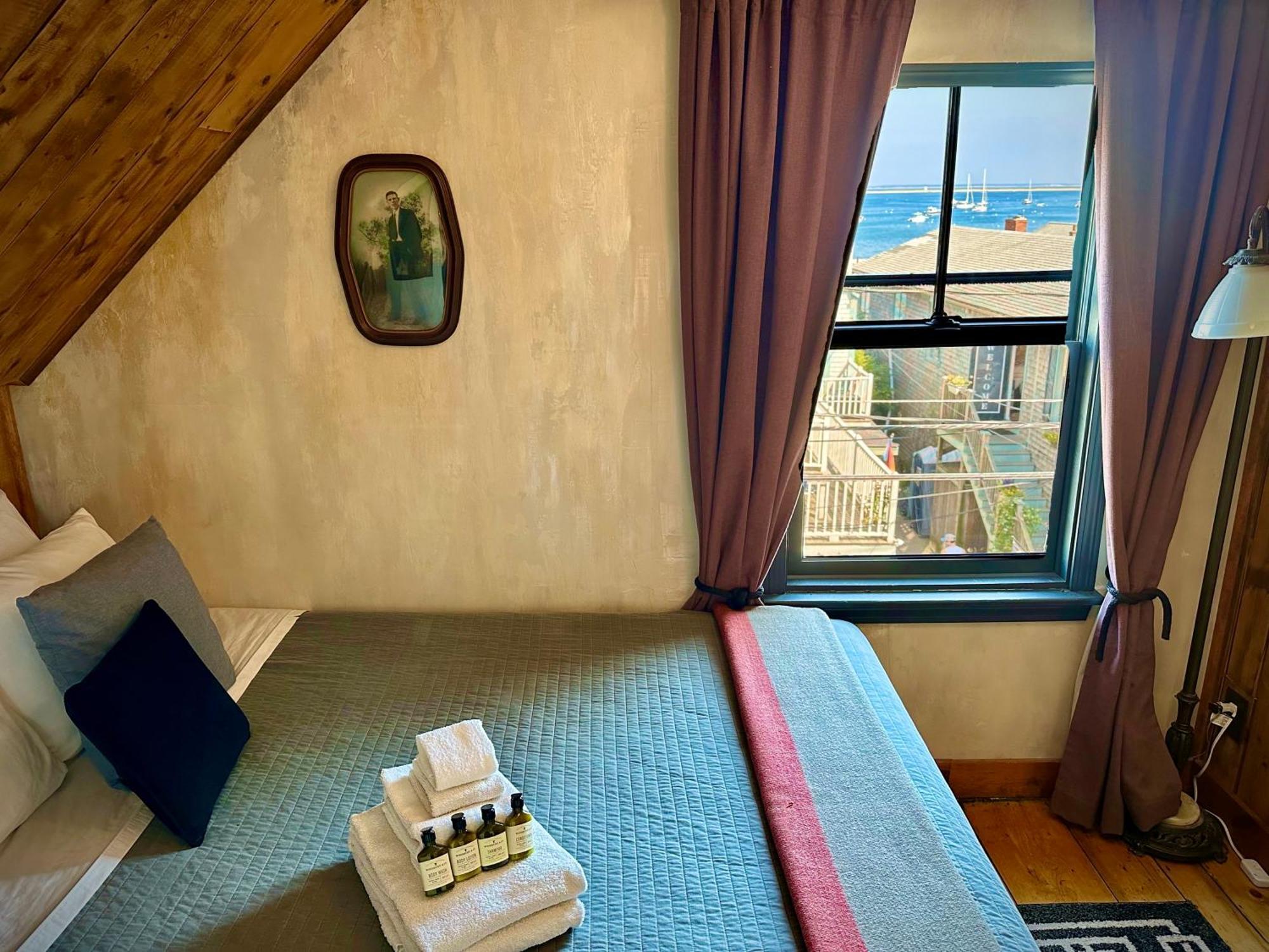 Crew'S Quarters Boarding House - Caters To Men Hotel Provincetown Exterior foto